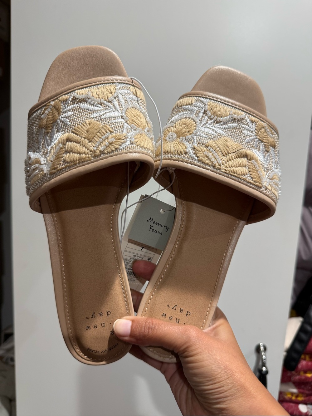 Beige Embroidered Slide Sandals - Memory Foam Universal Thread size 7 NWT